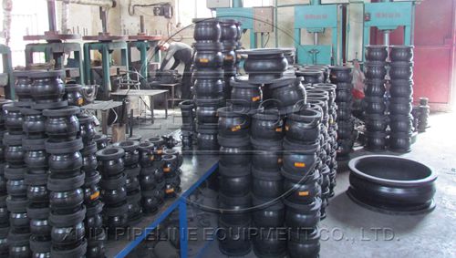 鑫利管道<a href=http://www.xinligd.com target=_blank class=infotextkey>橡膠接頭</a>系列產品采用良好天然橡膠