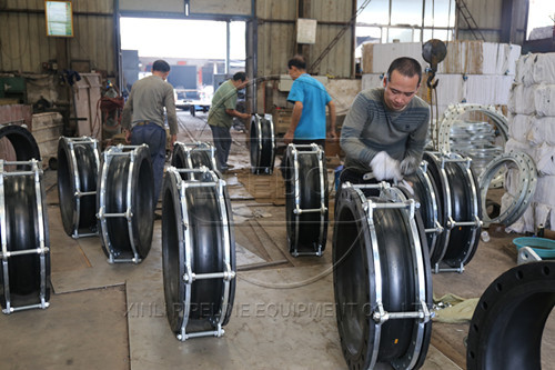 耐負壓<a href=http://www.xinligd.com target=_blank class=infotextkey>橡膠接頭</a>與普通<a href=http://www.xinligd.com target=_blank class=infotextkey>橡膠接頭</a>的區(qū)別